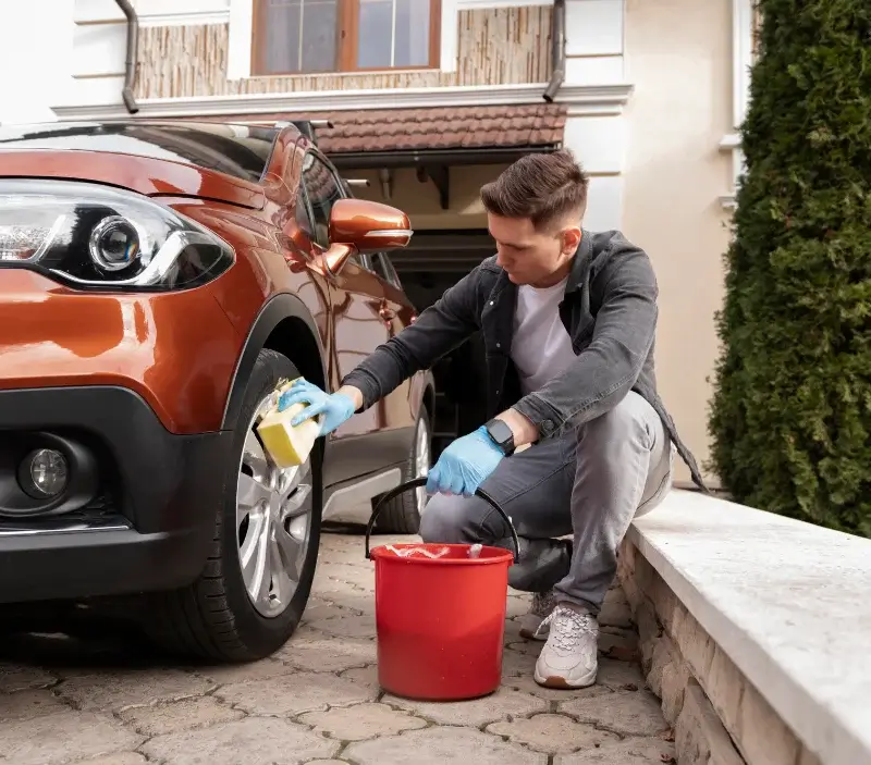 Lavage auto à domicile Charvieu-Chavagneux : professionnel intervenant sur un véhicule
